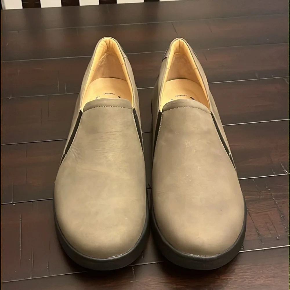 Samuel Hubbard Marin Slip-On Shoes Taupe Nubuck Brazil Women’s Size 9.5 W Wide